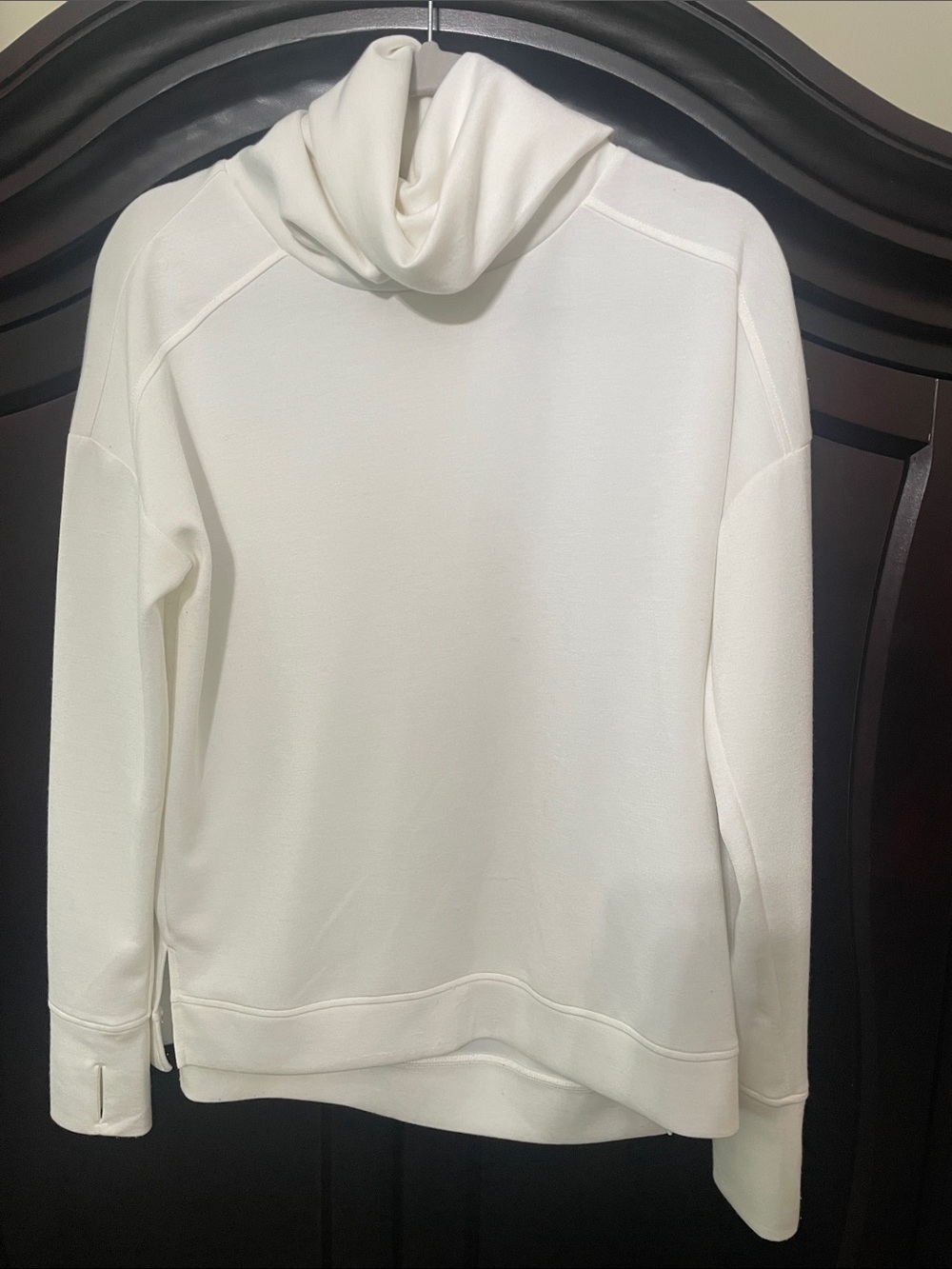 Cable & Gauge Women’s Cream Turtleneck Sweater